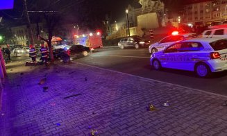 Seară "blestemată" la Cluj.  BMW făcut acordeon în Piata Mihai Viteazu, după ce a intrat într-un copac/UPDATE: șoferul, dus la spital
