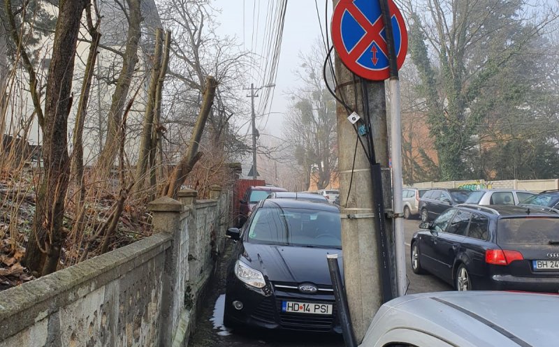 Oprire interzisă pe o stradă din Cluj-Napoca, dar cui îi mai pasă?