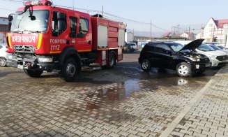 Cluj: O mașină a luat foc în parcarea unui magazin
