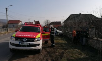 Accident cu doi bolizi pe un drum din Cluj. Au rupt și gardul unei case