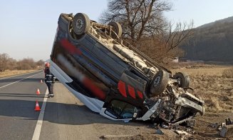 O dubă s-a făcut praf după ce a ajuns cu roțile-n sus lângă Gilău. Șoferul a scăpat ca prin minune