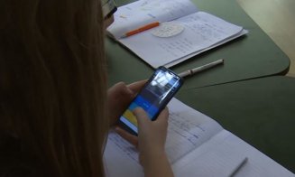 REVOLTĂ în rândul părinților, după ce un profesor a apărut la un curs online în... lenjerie intimă