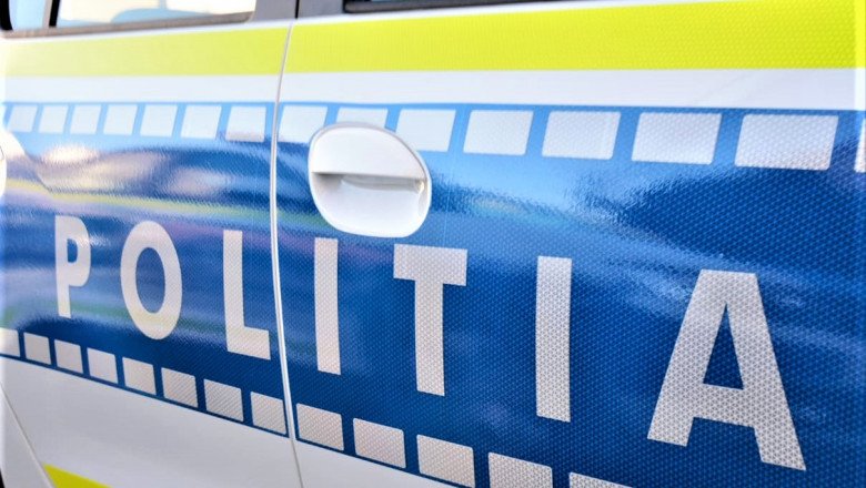 A făcut PRĂPĂD! Un bărbat fără permis, care conducea o mașină cu numere de înmatriculare false, a lovit 10 autoturisme