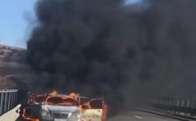 Autoturism în flăcări pe Autostrada Transilvania. Traficul în zonă, blocat câteva zeci de minute/UPDATE: De la ce a pornit focul