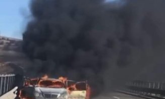 Autoturism în flăcări pe Autostrada Transilvania. Traficul în zonă, blocat câteva zeci de minute/UPDATE: De la ce a pornit focul
