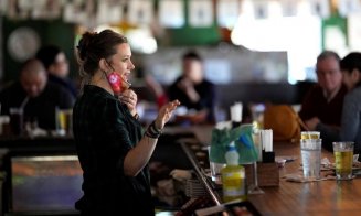 Masca de protecţie NU mai e obligatorie şi se redeschid TOATE restaurantele şi magazinele. Unde se întâmplă?