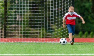 Elevii scapă de mască la orele de sport în aer liber