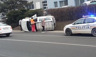 O mașină s-a răsturnat pe marginea drumului în Baciu