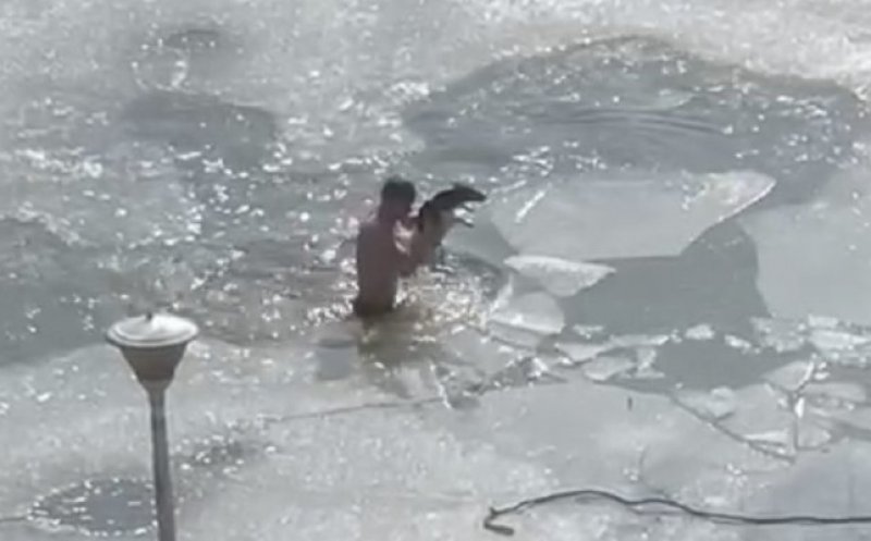 Un tânăr s-a aruncat într-un lac înghețat pentru a salva un câine