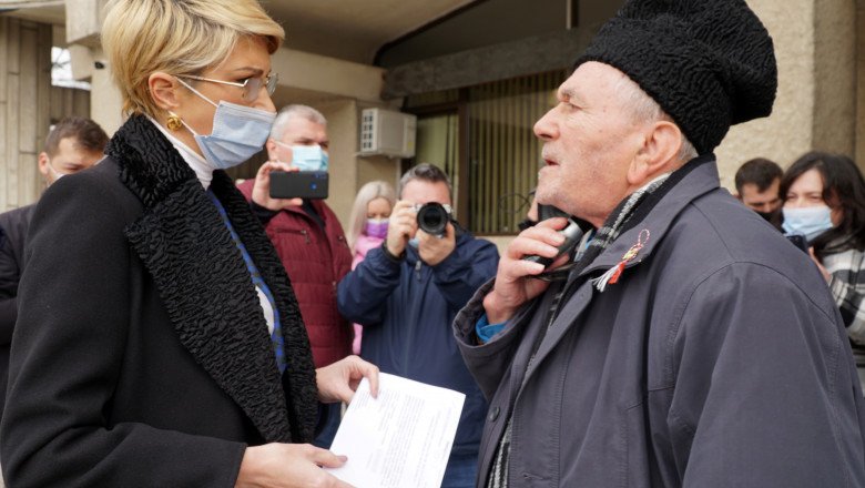Cadou pentru ministrul Muncii de la un bătrânel. A primit o ciocolată pentru că i-a ascultat nemulțumirile legate de pensie
