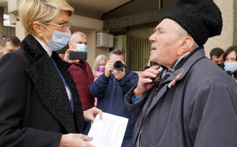 Cadou pentru ministrul Muncii de la un bătrânel. A primit o ciocolată pentru că i-a ascultat nemulțumirile legate de pensie