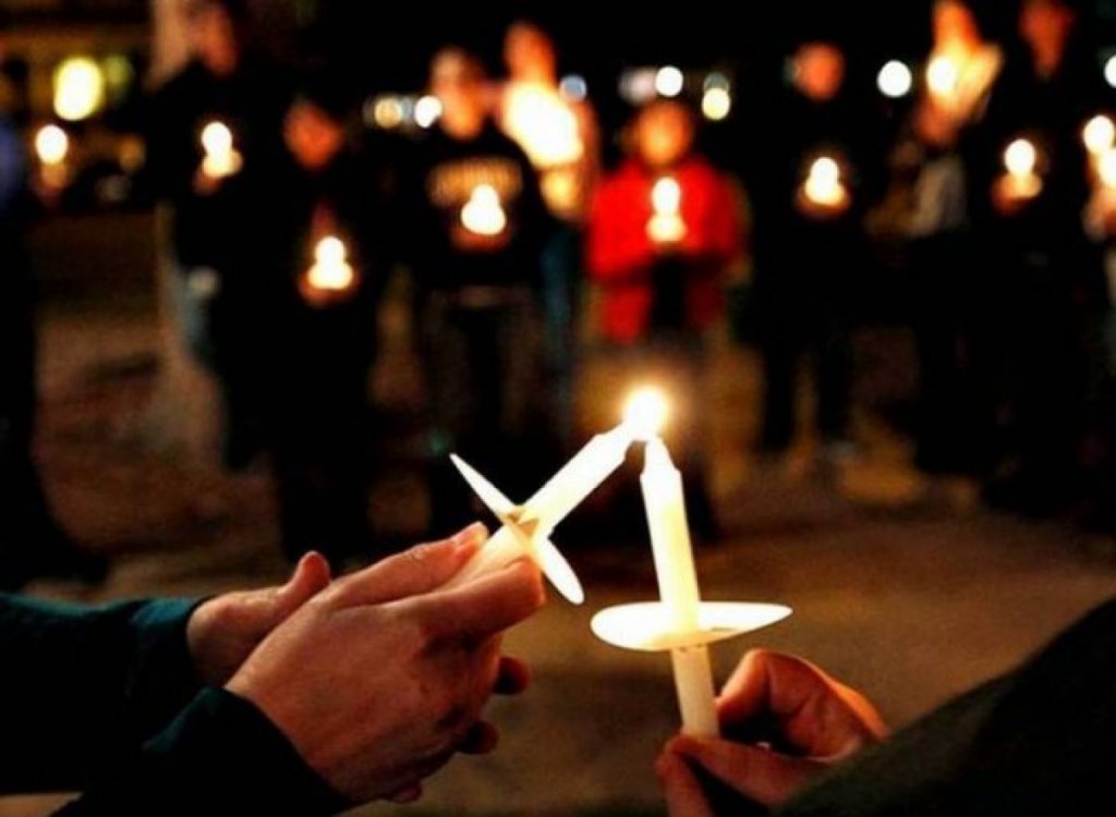 „Cu toate riscurile în faţa întunericului, noi vom merge să luăm Lumina.” AUR vrea ridicarea restricțiilor în noaptea de Înviere