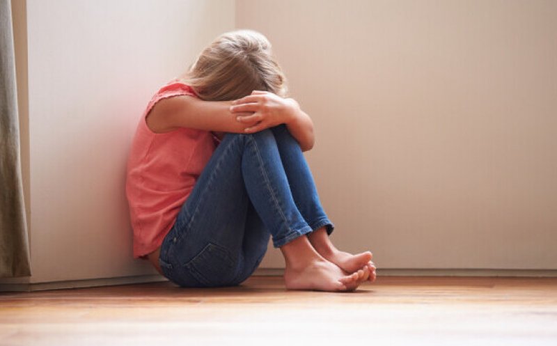 Copilărie frântă! O fată de 13 ani, abuzată sexual de ambii părinți