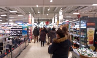 Puhoi de oameni la cumpărături în Kaufland Mănăştur. Adio distanţare!