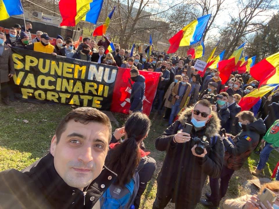 Protest împotriva vaccinării! Liderul AUR, în fruntea protestatarilor care nu au purtat mască