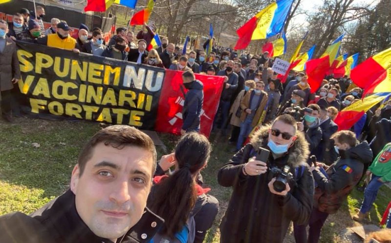 Protest împotriva vaccinării! Liderul AUR, în fruntea protestatarilor care nu au purtat mască