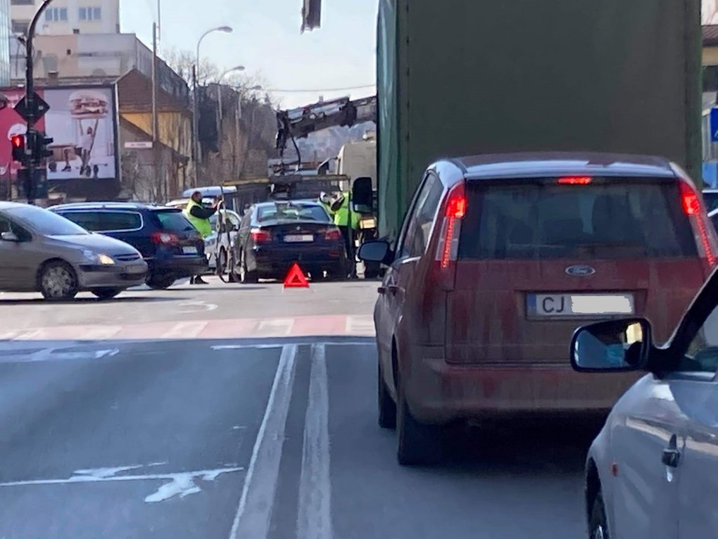 Accident în intersecția București cu Paris. Un șofer a intrat pe roșu