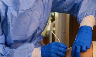A început vaccinarea la domiciliu în Turda. Câte persoane vor primi serul zilnic