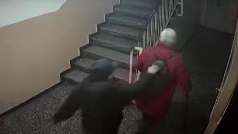 O bătrână a fost tâlhărită de doi bărbați în scara unui bloc. Ce i-au făcut femeii