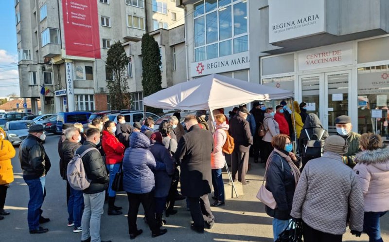 Coadă la vaccinare, la centrul de la Regina Maria din Cluj. Cine i-a ţinut în frig pe oameni