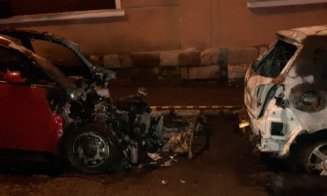 Maşini incendiate intenţionat în plină stradă în Cluj. Poliţia face investigații pentru identificarea autorului