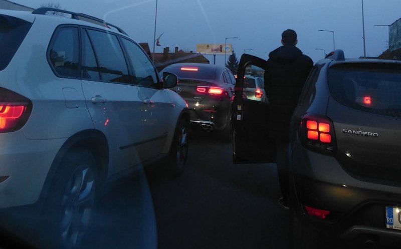 Accident grav la Cluj. Tânără spulberată de mașină în Florești/ Trafic blocat