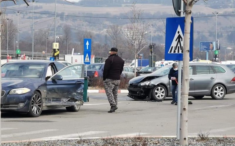 Două mașini, “șifonate” serios în parcare la Vivo