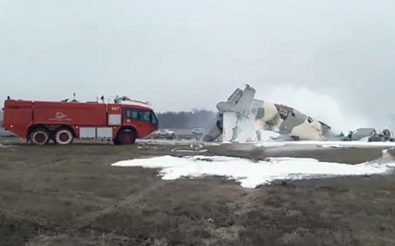 Un avion militar s-a prăbușit. Autoritățile spun că există supraviețuitori
