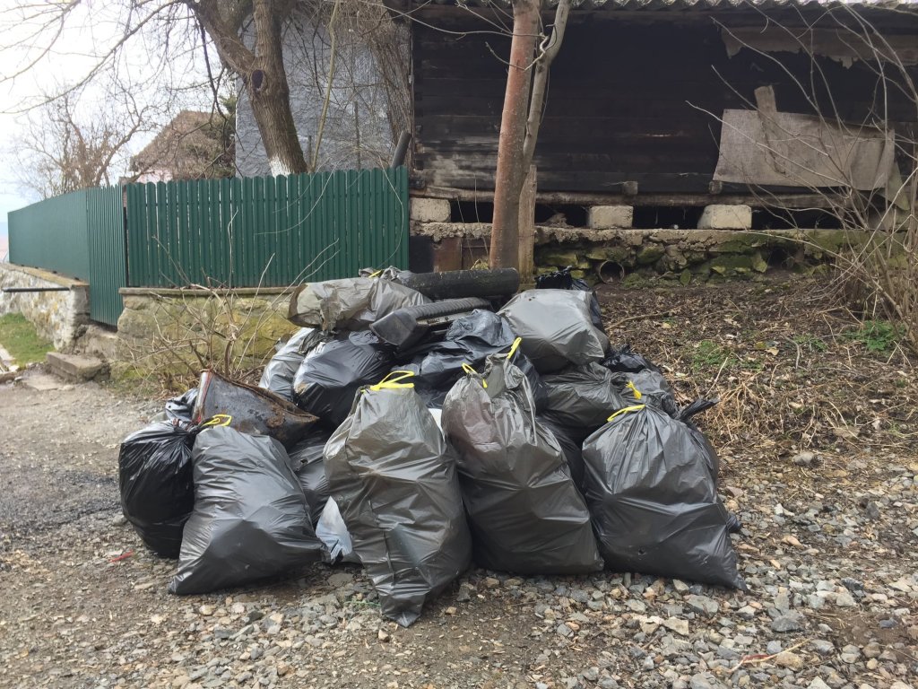 Clujenii, solidari la strâns gunoaie. Peste 200 de saci în 4 ore