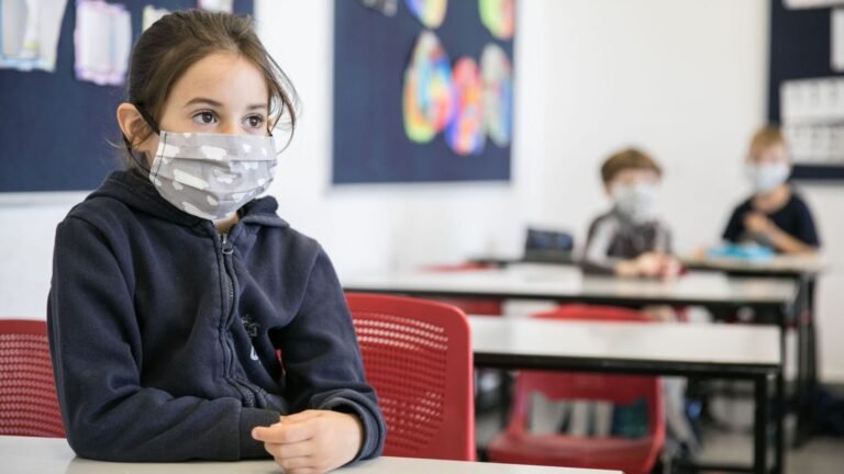 Scade numărul mediu zilnic de infectări în rândul elevilor