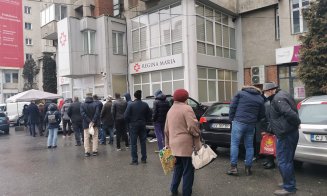 Vaccinare Cluj-Napoca. "30 de persoane la coadă, afară în frig şi ploaie. Toţi sunt programaţi"