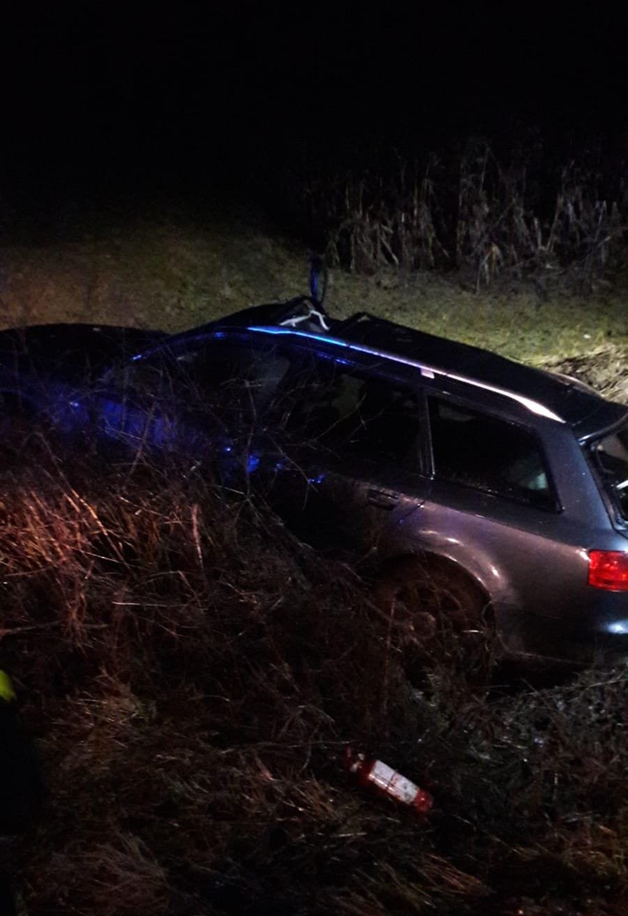 ACCIDENT pe o şosea din Cluj. O şoferiţă ajuns în afara drumului după ce a pierdut controlul volanului