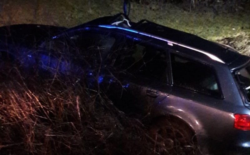 ACCIDENT pe o şosea din Cluj. O şoferiţă ajuns în afara drumului după ce a pierdut controlul volanului