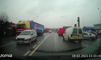 Accident cu trei mașini pe Calea Baciului. Două persoane au ajuns la spital
