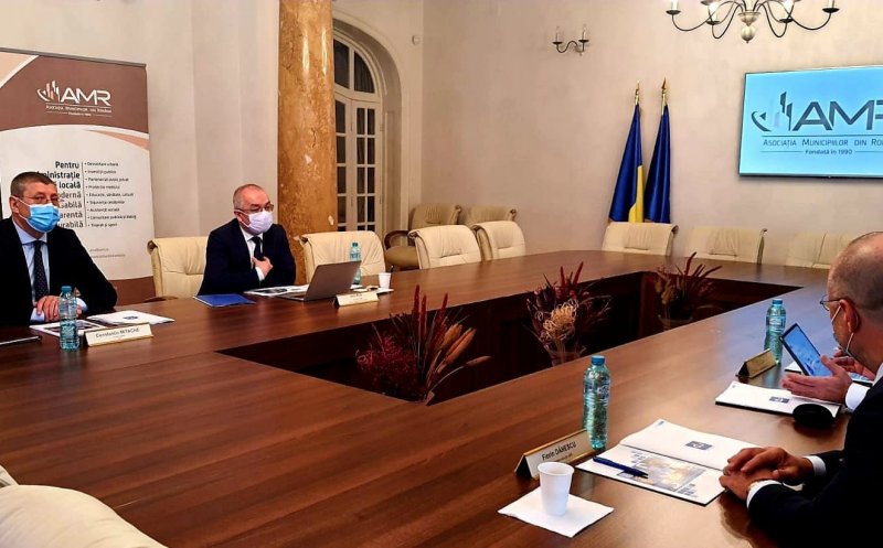 Boc a "bătut palma" cu bancherii. Cum vor finanța administrația publică
