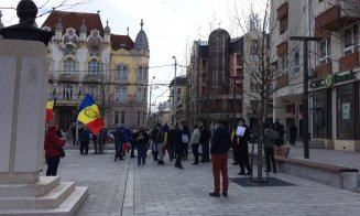 Protest AUR față de măsurile autorităților, în fața Prefecturii Cluj: „Jos masca, jos dictatura!” /  Liderul George Simion este prezent
