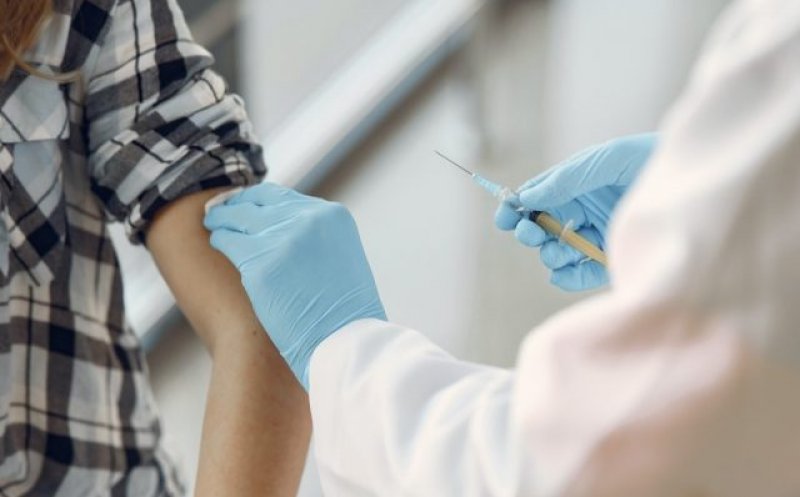 Ce se întâmplă dacă te-ai vaccinat, dar în acelaşi timp eşti infectat cu COVID asimptomatic sau în perioada de incubaţie a virusului?