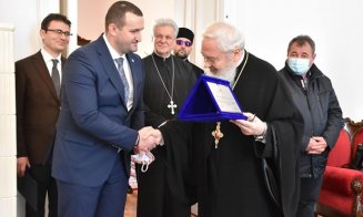 Prefectul Clujului şi  Î.P.S Andrei fără măşti în interior: "Aţi şters poza în care nimeni nu avea mască la eveniment! Şi mai aveţi pretenţii de la oameni"