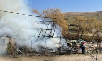 Incendiu la o casă în Sânicoară. Pompierii intervin la fața locului