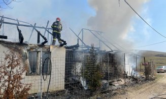Incendiu la o casă în Sânicoară. Pompierii intervin la fața locului