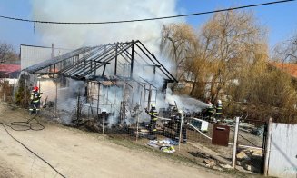 Incendiu la o casă în Sânicoară. Pompierii intervin la fața locului