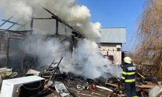 Incendiu la o casă în Sânicoară. Pompierii intervin la fața locului
