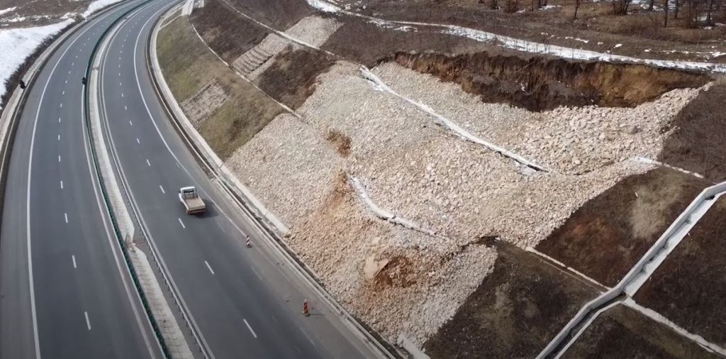 Noi alunecări de teren pe A3, între Gilău - Nădășelu. Restricții de 60 de km/h