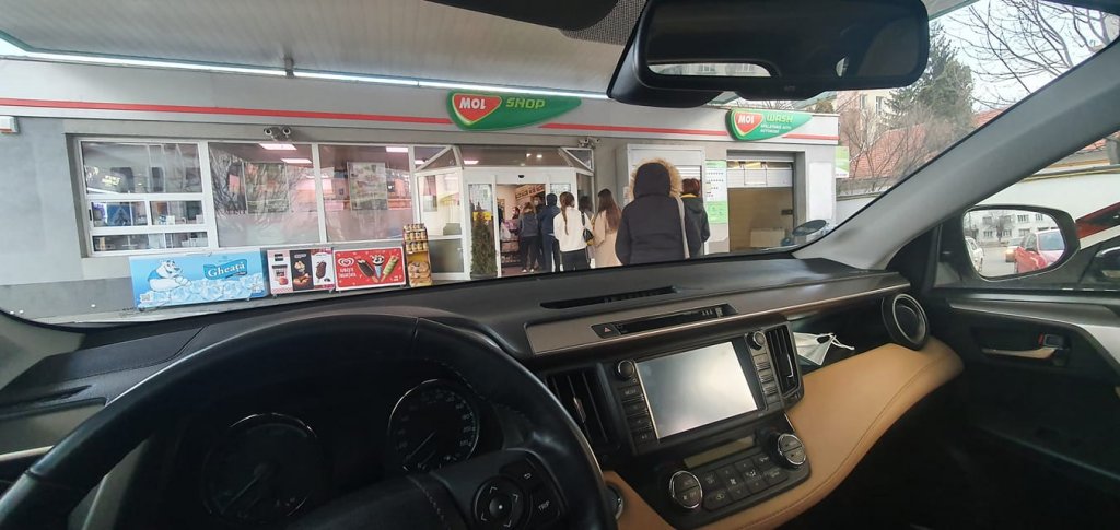 Noile restricţii i-au împins pe clujeni la coadă la benzinării pentru alimentare... cu chipsuri, bere şi suc