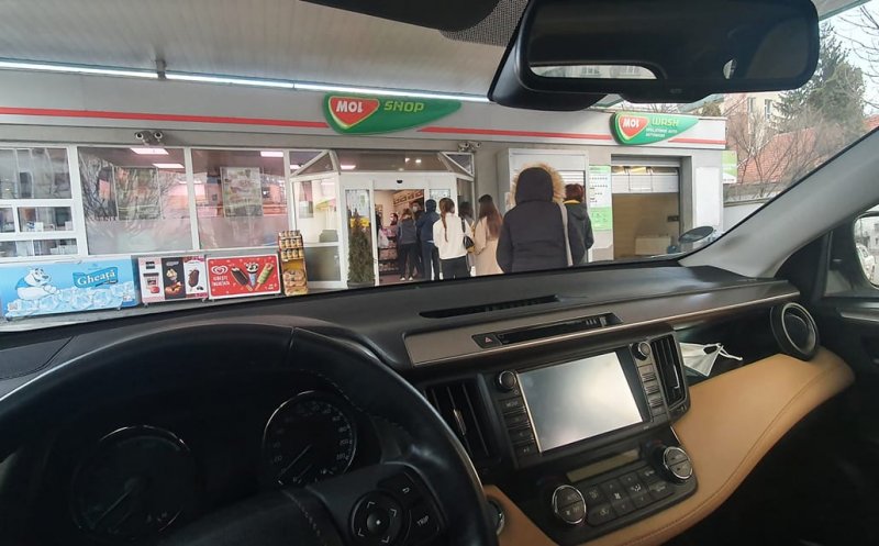 Noile restricţii i-au împins pe clujeni la coadă la benzinării pentru alimentare... cu chipsuri, bere şi suc