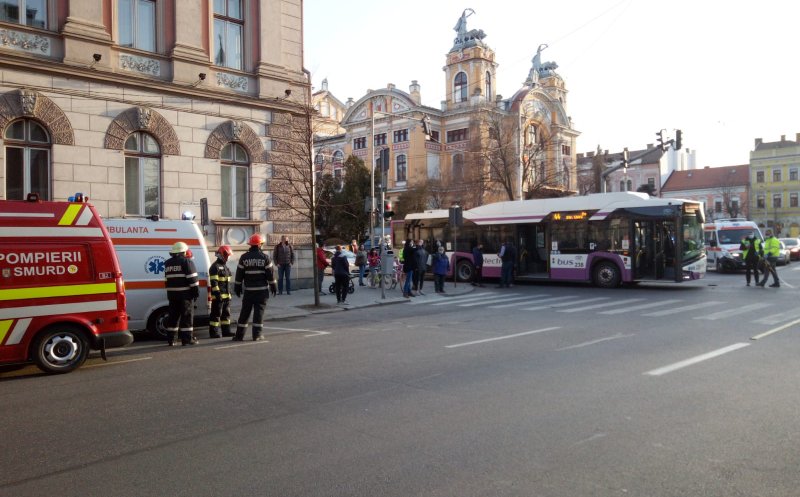 ACCIDENT cu un autobuz CTP care a intrat pe roşu în centrul Clujului. 6 persoane, printre care un minor de 13 ani, au ajuns la spital