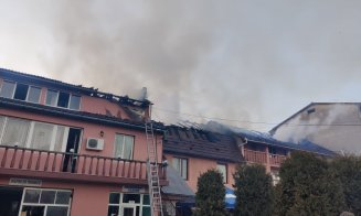 Incendiu în Cluj! O pensiune a luat foc, iar locatarii unui bloc lipt de clădirea în flăcări s-au autoevacuat