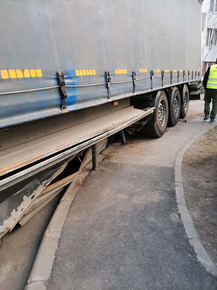 Viraj ratat pe Agricultorilor în Cluj-Napoca. O stradă prea mică pentru un tir aşa de mare