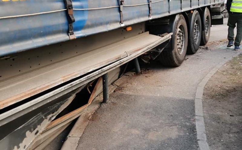Viraj ratat pe Agricultorilor în Cluj-Napoca. O stradă prea mică pentru un tir aşa de mare