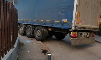 Viraj ratat pe Agricultorilor în Cluj-Napoca. O stradă prea mică pentru un tir aşa de mare